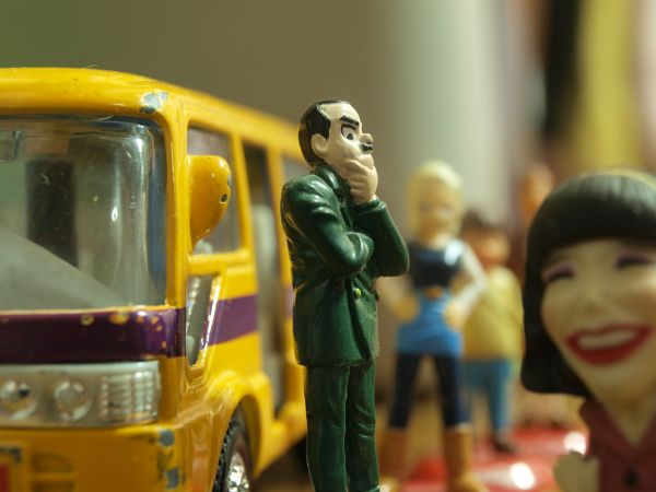 Vine Ion acasă. Intră, și îl vede pe Gheorghe: Aștept autobuzul