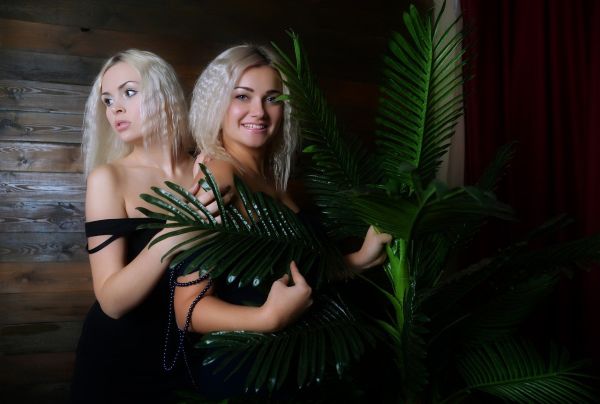 O blondă către altă blondă: – Îți dai seama, fată?! Dacă...