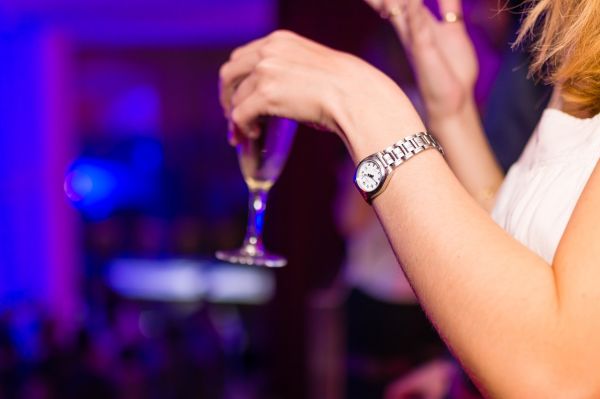 Aseară am văzut o tipă simpatică la bar, m-am apropiat de ea şi am întrebat-o dacă i-ar plăcea să o servesc cu un pahar de băutură.