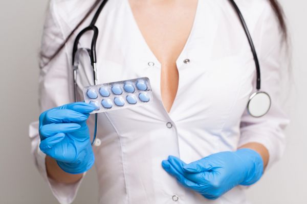 Ion i se plânge doctorului că suferă de insomnie. Imediat, medicul ia stiloul şi-i scrie o reţetă pentru Viagra