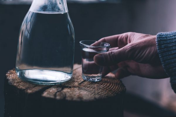 Un tip vine acasă și-i spune soacrei: Toarnă-mi 50 de țuică!