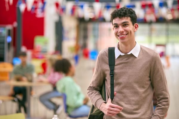 Discuție între un bărbat și fiul său care e student