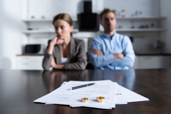 Bulă și Bubulina, la notar:  – Domnule Bulă, divorțul vă costă 4.000 lei.