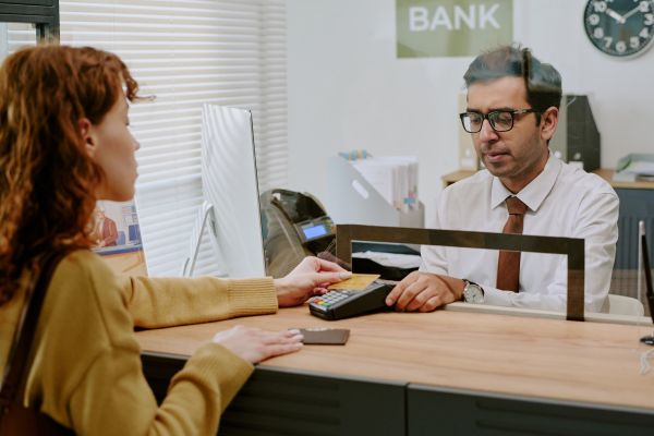 –  Banca dumneavoastră dă credite doar pe «cuvânt de onoare»?
