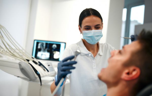 Ajunge Bulă acasă, amărât, după o vizită la dentist