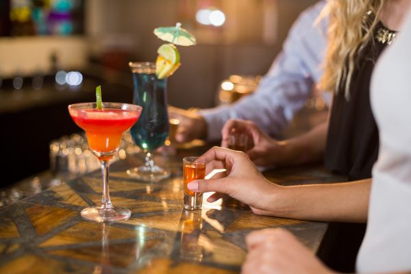 Doi tipi beau și stau de vorbă într-un bar, după Revelion