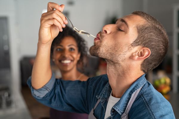 Alo, Bulă, ce mai faci? – Uite, prin bucătărie, mănânc!