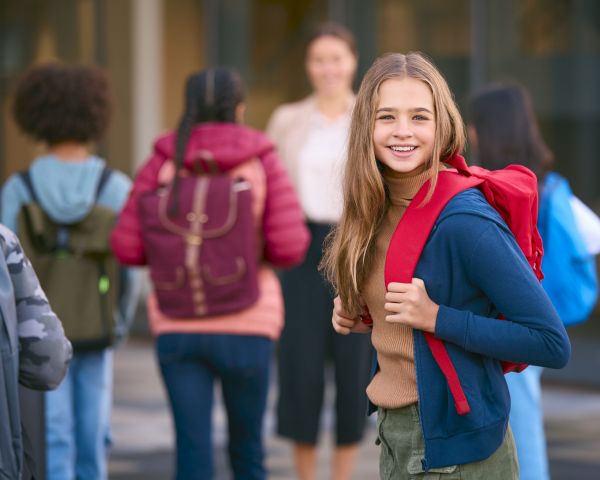 Alinuța vrea să facă roata, afară, în fustă: – Mamă, mamă