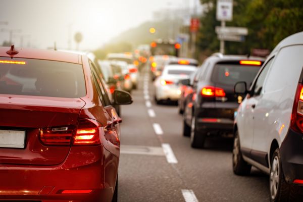 Julie și John se intersectează în trafic